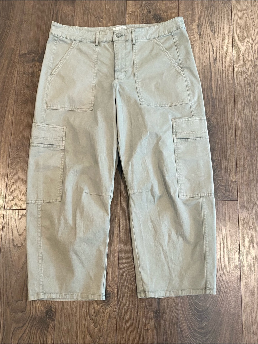 NWOT Universal Thread Cargo Capris Pants in Light Khaki/Army Green